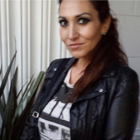 Meet Your Posher 💕🌺🌸 - Picture 1 of 2